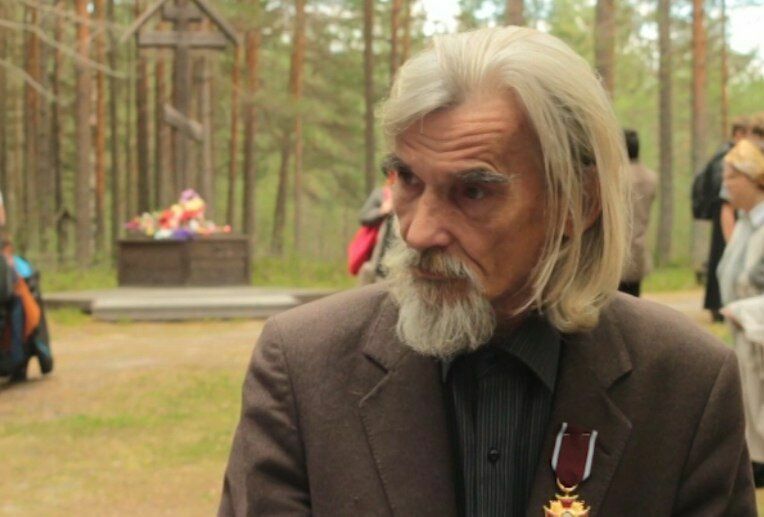 Юрий Дмитриев на открытии памятного креста на месте расстрелов