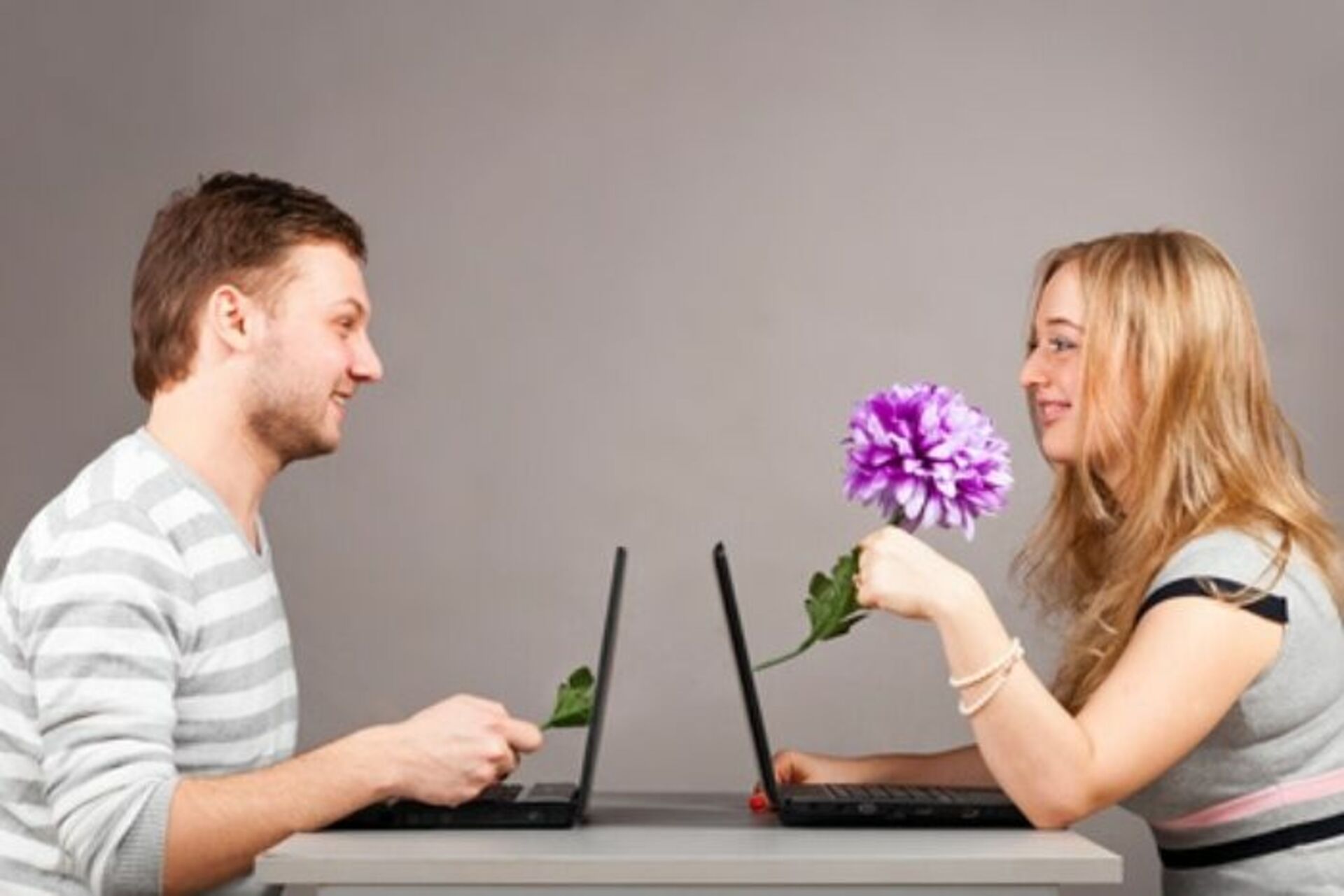 Сайт знакомств флирт найти свою любовь. Общение в интернете. Общение в реальной жизни. Общение реальное и виртуальное. Мужчина и женщина в интернете.