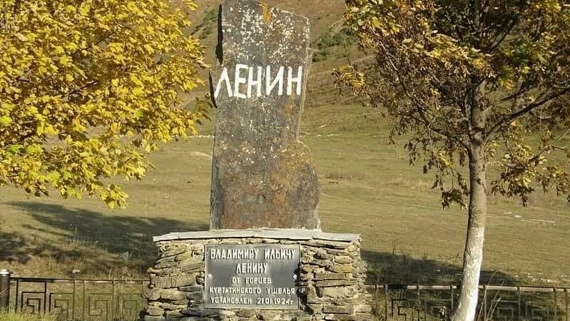 Первый памятник Ленину был установлен в день его смерти в Северной Осетии