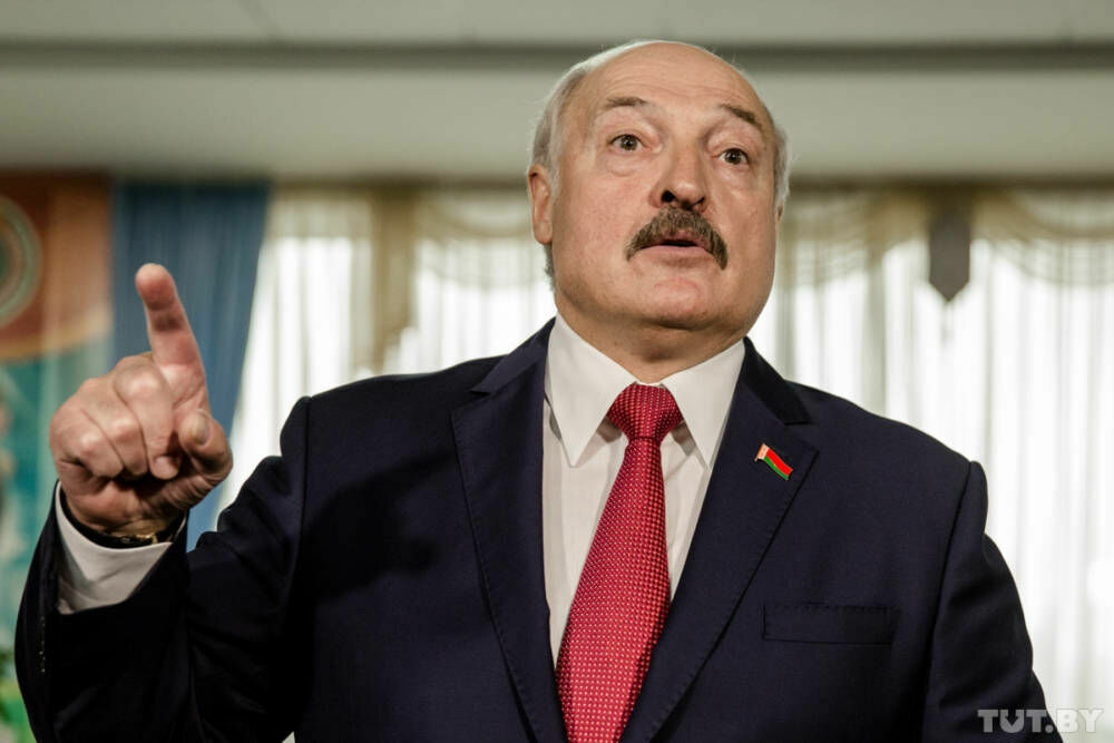 Лукашенко пообещал избирателям удвоить зарплаты