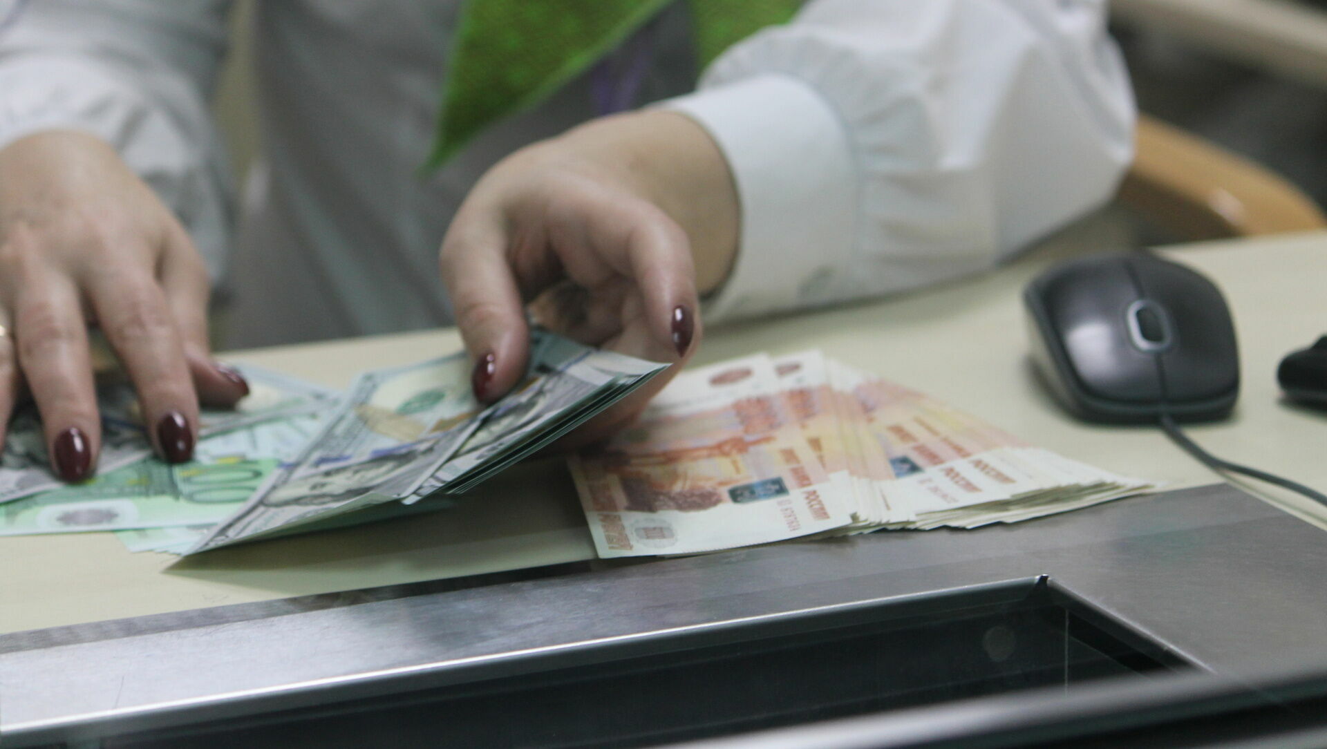 Курс доллара на Мосбирже рухнул ниже 90 рублей