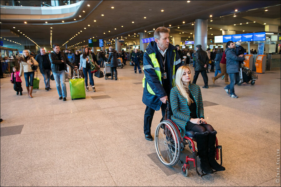 В Красноярске аэропорт оштрафовали за нарушение прав инвалидов