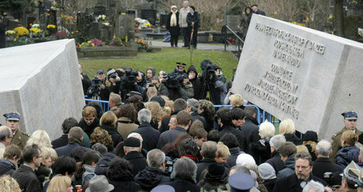 Белый камень в память Леха Качиньского появился в Варшаве