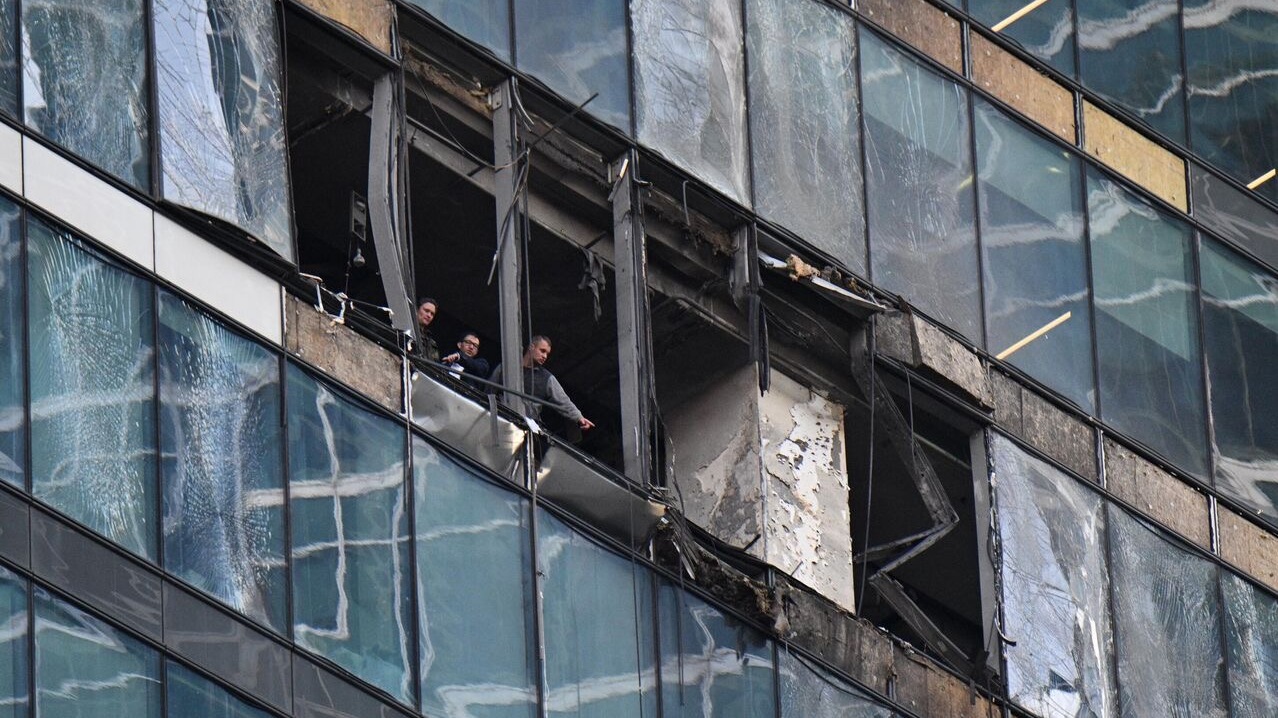 Разбитые окна после атаки БПЛА в центре Москвы