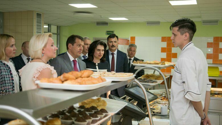 Казанских чиновников заставили питаться в школьных столовых