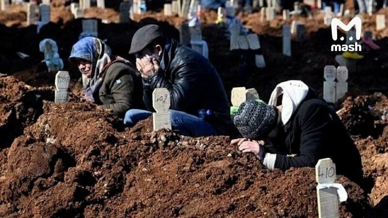 Жертв землетрясения в Турции разрешили хоронить в мешках и коллективных могилах