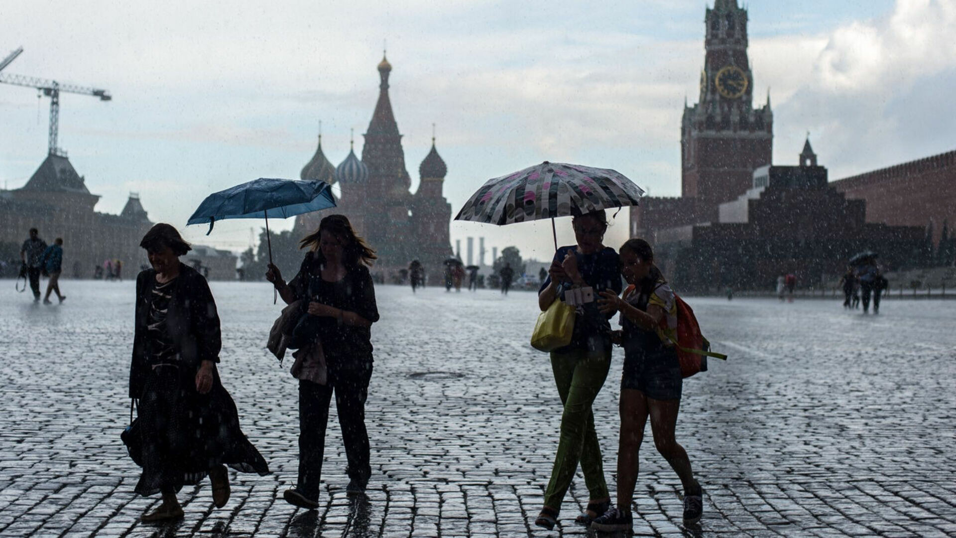Москва был ли дождь. Холодное и дождливое лето в Москве. Летняя дождливая Москва. Кремль дождь. Красная площадь дождь.