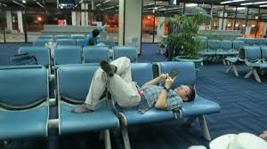 В аэропортах Москвы будут штрафовать за лежание на креслах