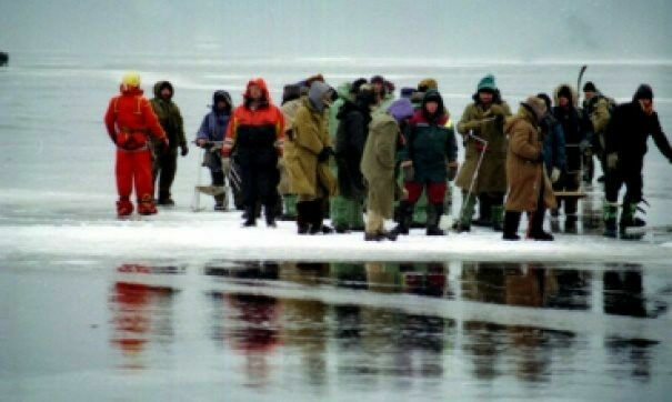 Часть рыбаков-любителей сняли с оторвавшейся от берега льдины на Сахалине