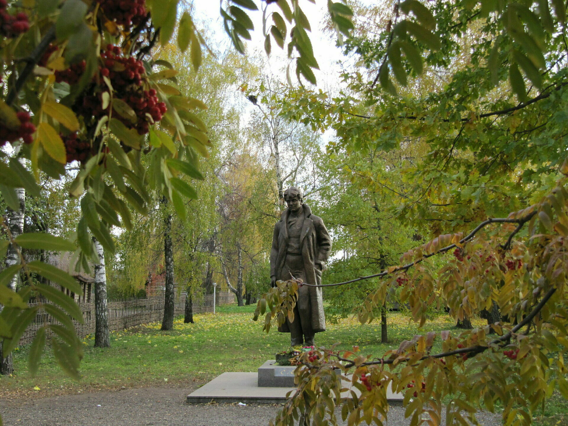Памятник Есенину в Константинове