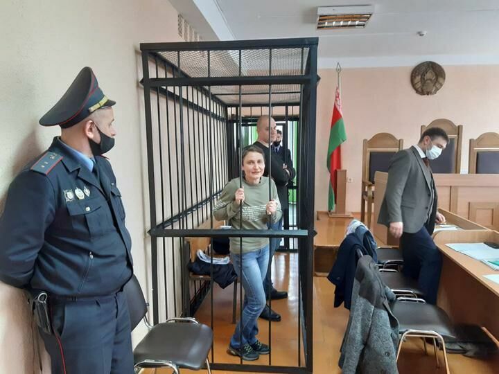 Троих белорусов посадили на три и 3,5 года за повешенных кукол с лицами чиновников