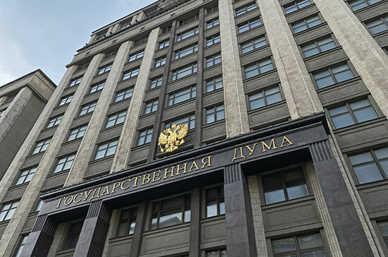 Депутаты Госдумы намерены поднять зарплаты своим помощникам до 387 тысяч рублей