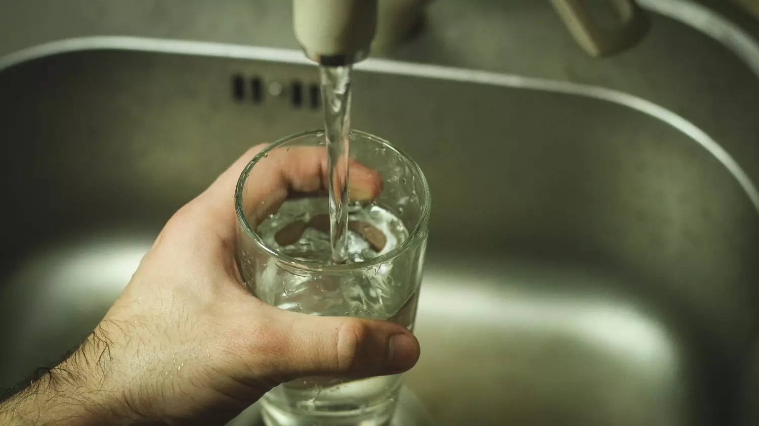 Один из самых простых и доступных способов временно заглушить урчание в животе — это выпить немного воды