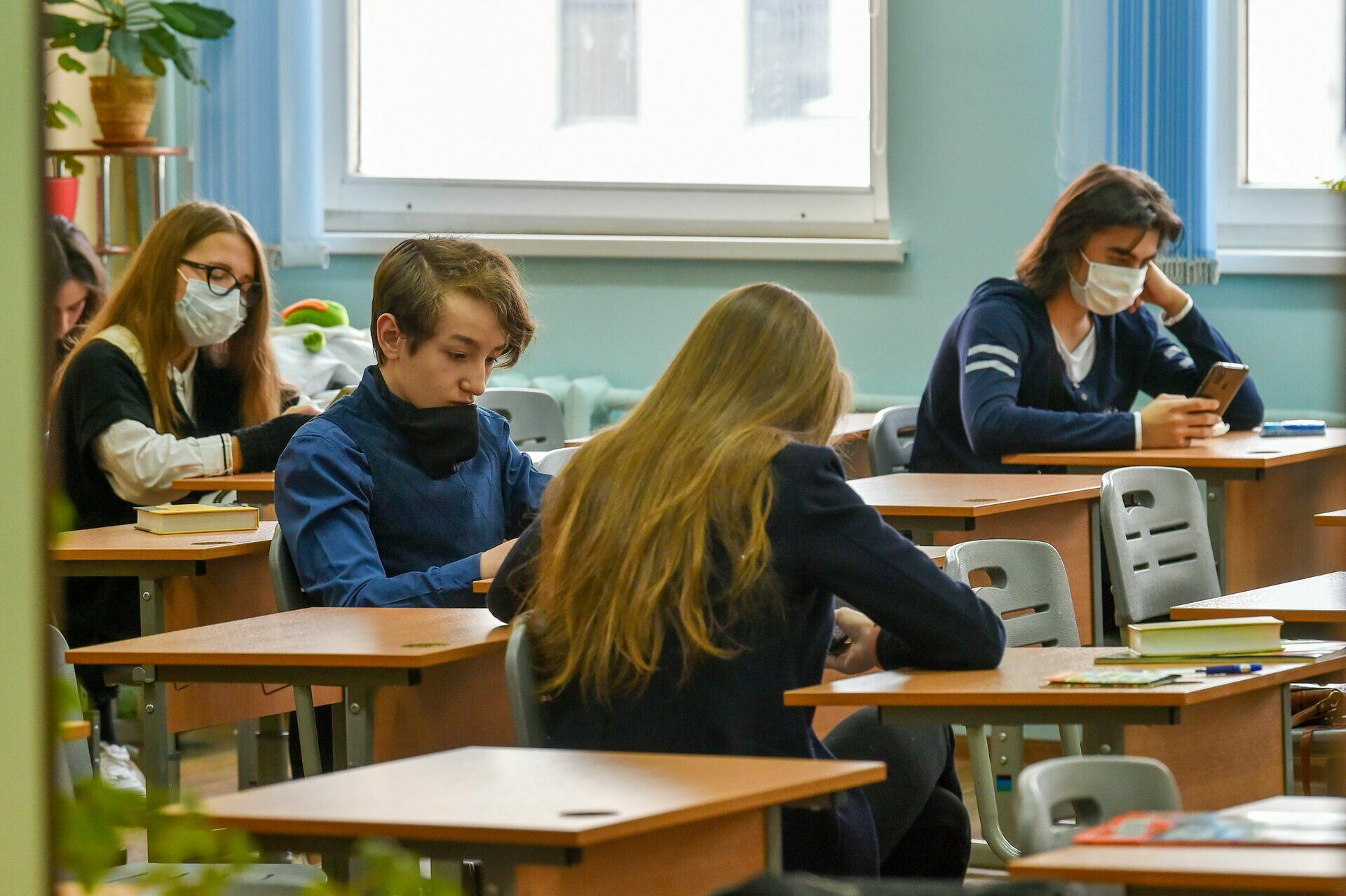 Выплачивать по 10 тысяч рублей на школьников начнут с 16 августа
