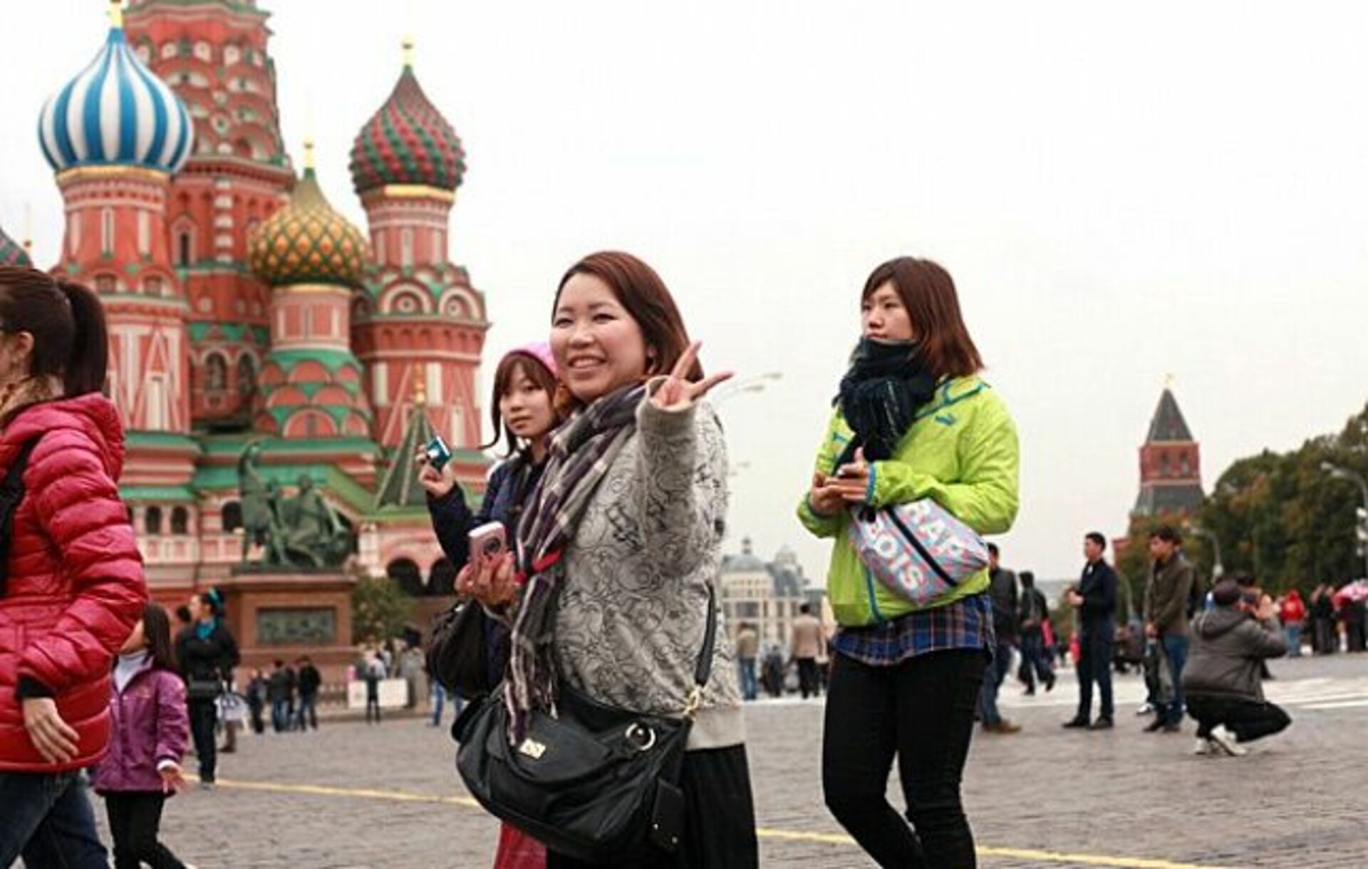Группа зарубежных туристов своими глазами хочет. Туристы в России. Китайские туристы в России. Иностранные туристы в России. Китайцы в Москве.