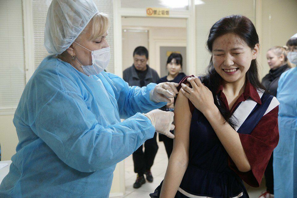 Вопрос дня: как сделать прививку иностранцу в России?
