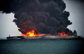 Пылающий танкер в китайском море может взорваться (Видео)