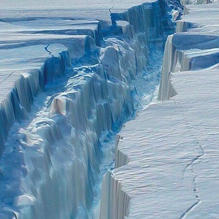 Беспилотник показал странную трещину в Антарктиде (видео)