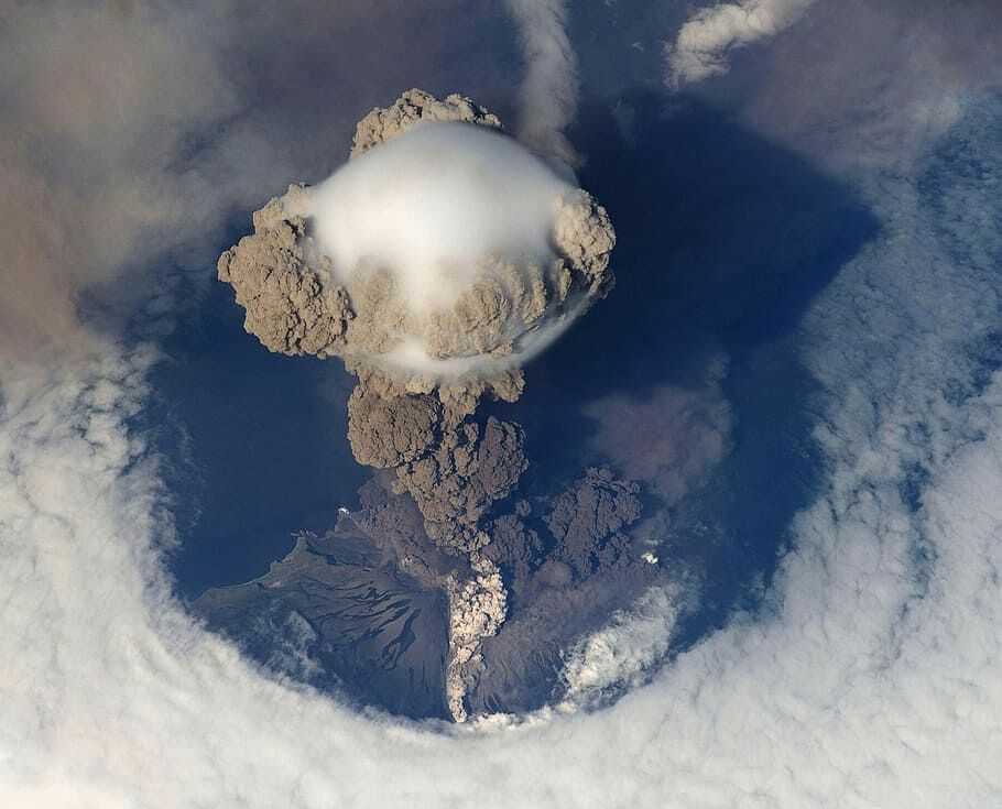 Вулкан на Курилах произвел выброс пепла на высоту около пяти километров