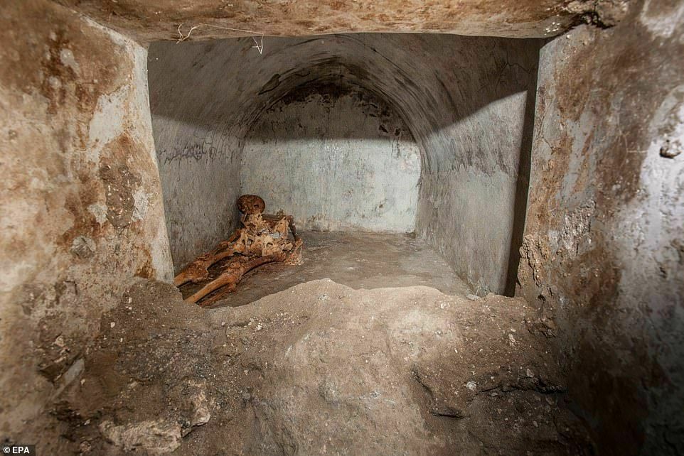 Седовласую мумию обнаружили в древнем захоронении возле Помпей