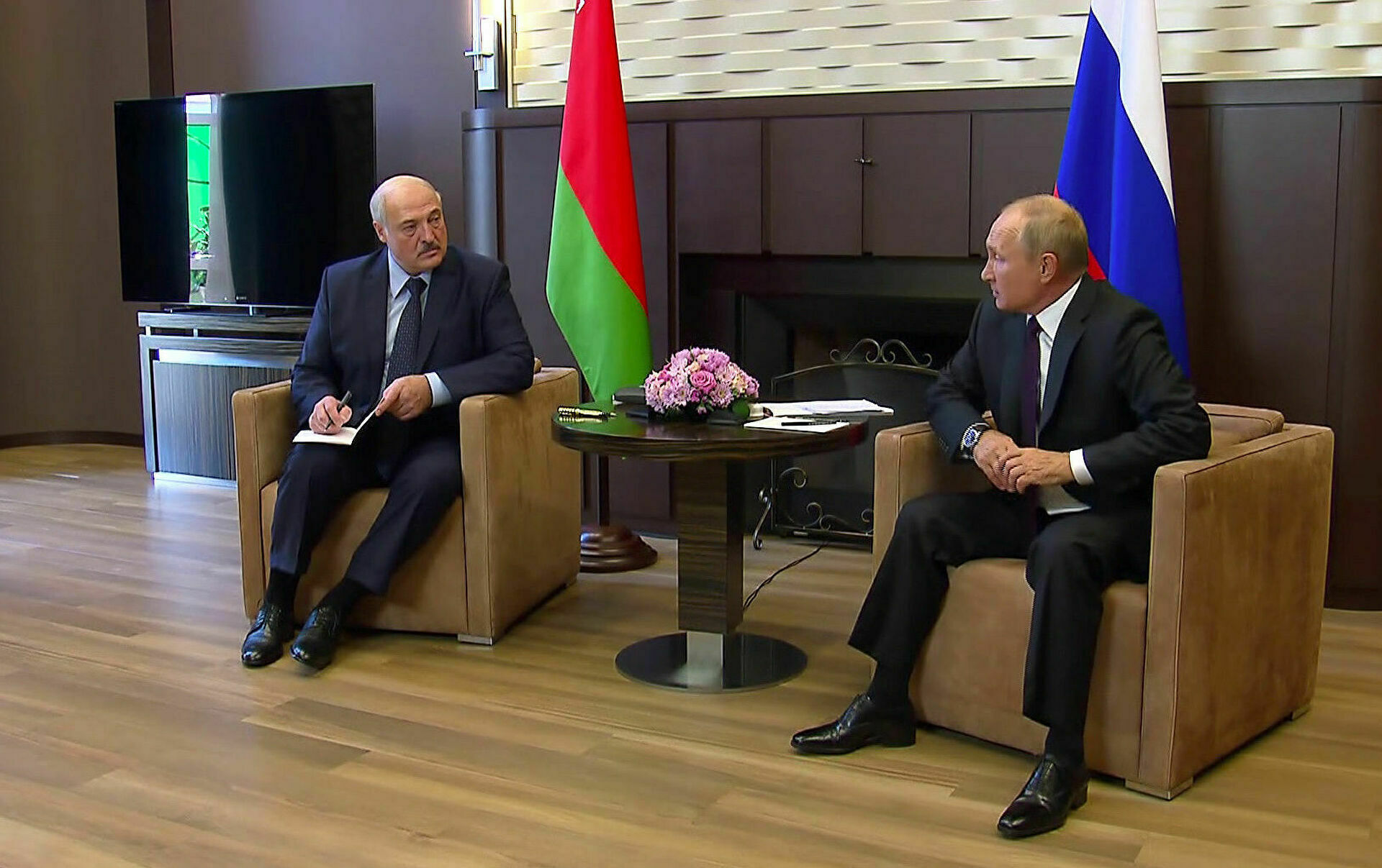 Блеф в обмен на поддержку: как Лукашенко продает себя России