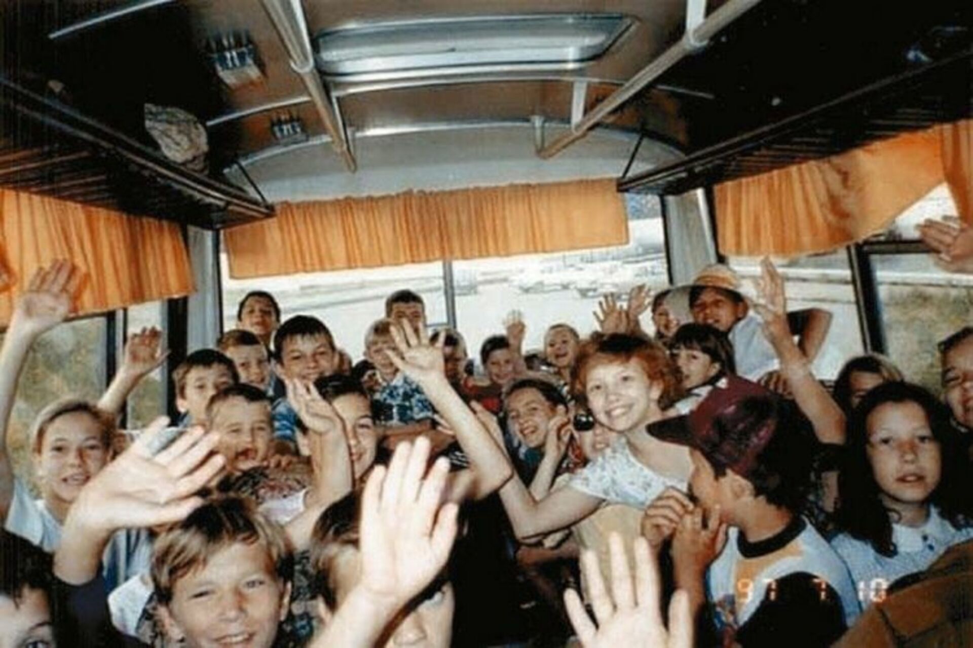 Автобус дол. Автобус в лагерь. Автобус дети лагерь. Автобус для детей. Поездка в лагерь на автобусе.