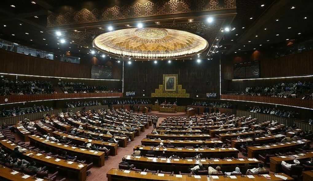 В Пакистане парламент объявил вотум недоверия премьер-министру Имрану Хану