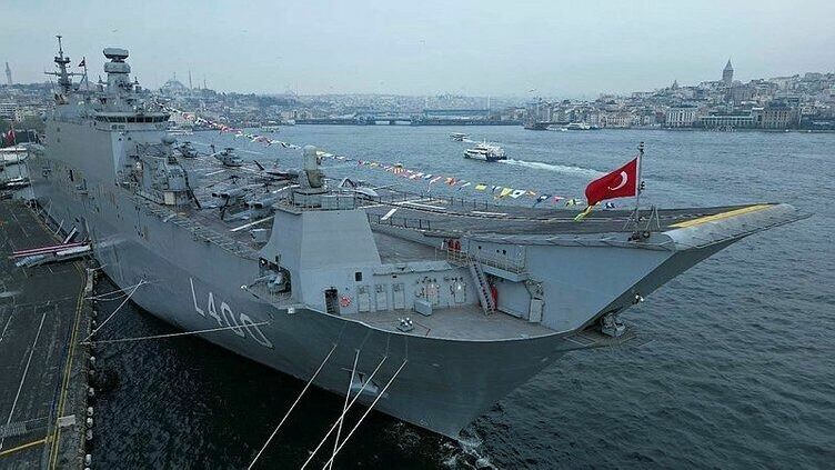 «Стоим в очереди и гордимся!»: туркам показали новый флагман ВМС страны (видео)