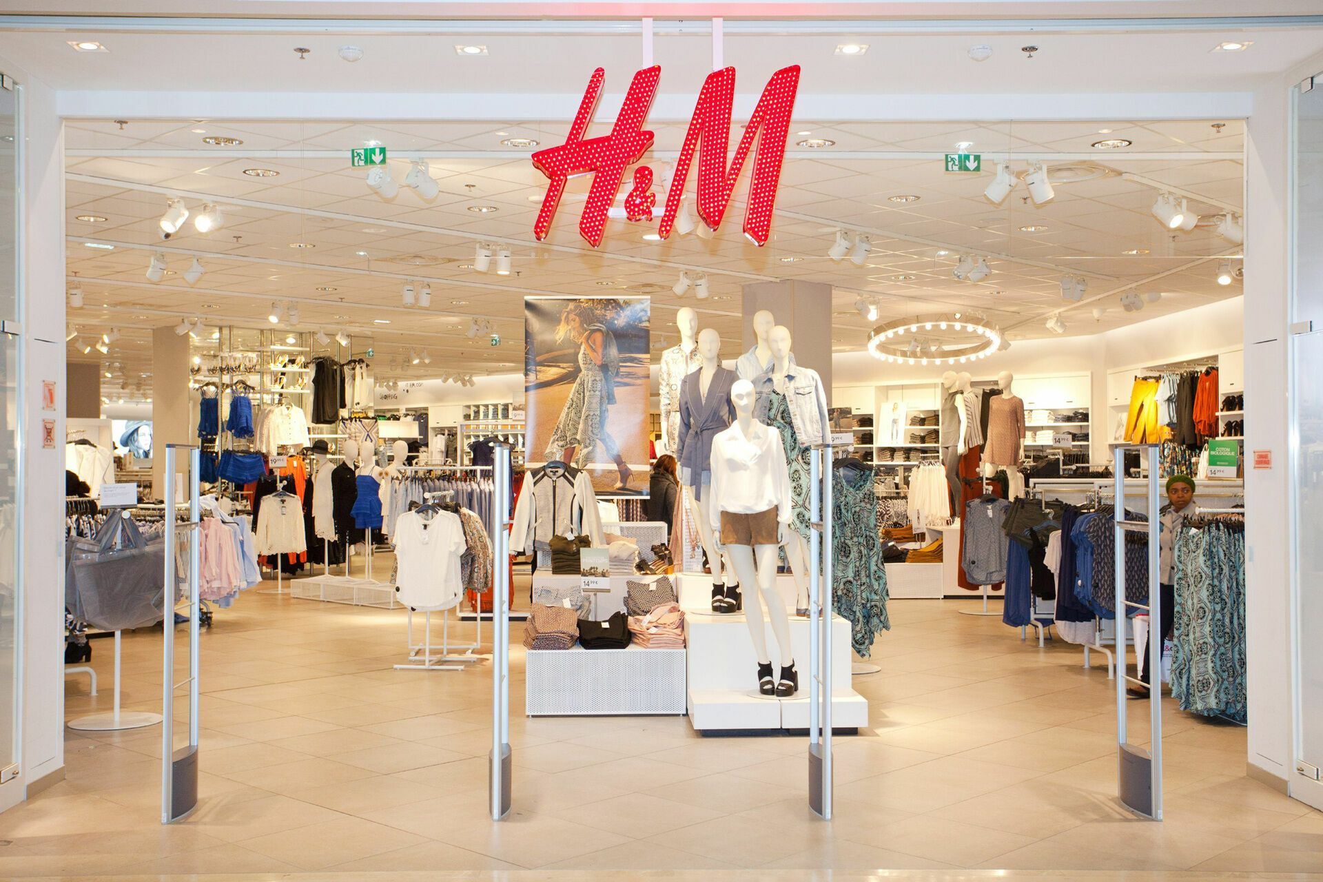 Приморский суд отказал в иске к H&M о дискриминации российских покупателей