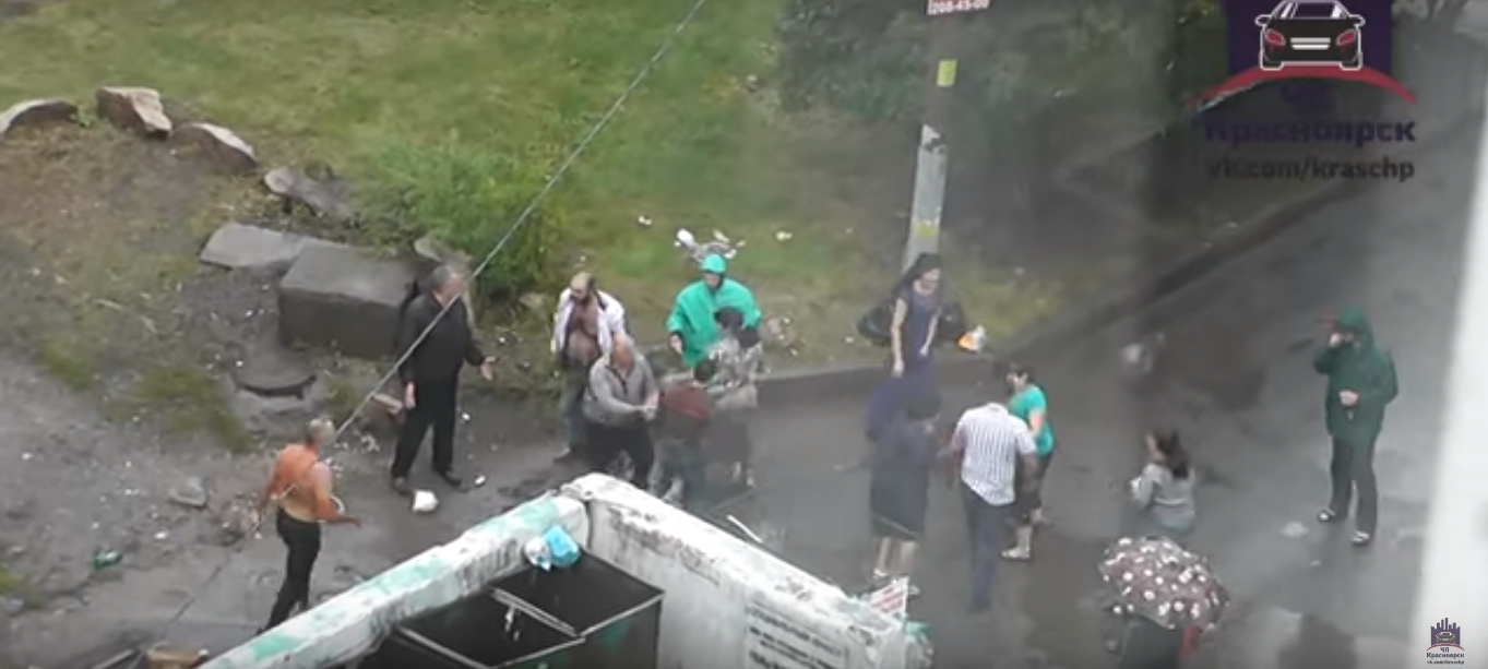 В Красноярске сняли видео массовой драки водителей за право объехать лужу