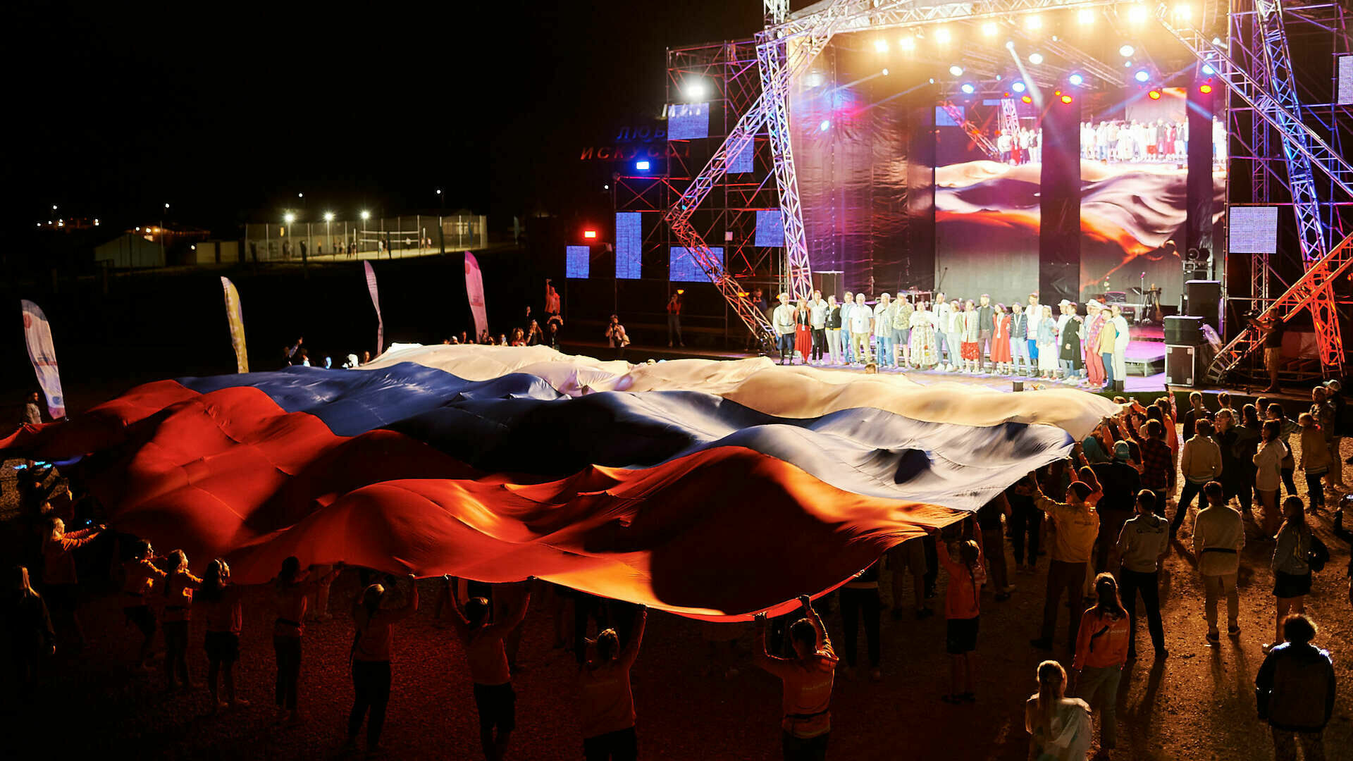 "Живой" флаг России и гимн страны в молодежном исполнении - обязательный элемент каждой сессии