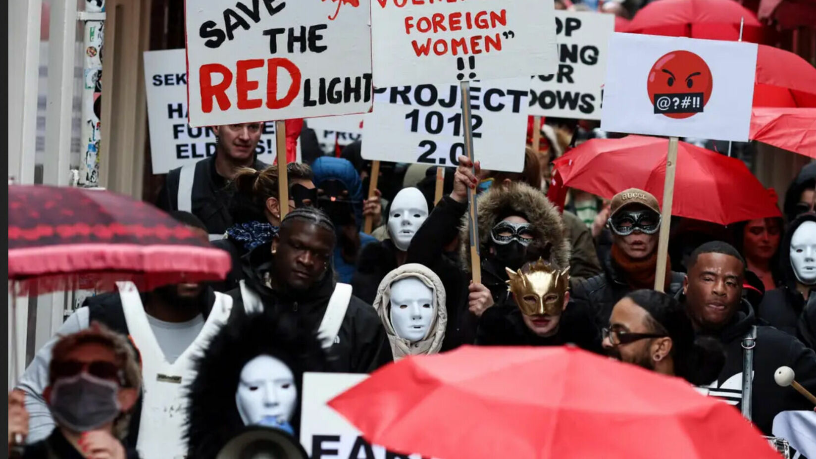 Работницы квартала красных фонарей вышли на демонстрации в Амстердаме
