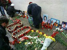 Живые цветы на земле и белые шары в небе: москвичи вспоминают жертв теракта на Дубровке