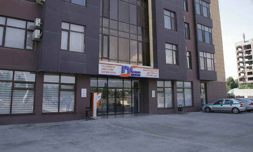 Крупный банк Таджикистана прекратил принимать карты «Мир»