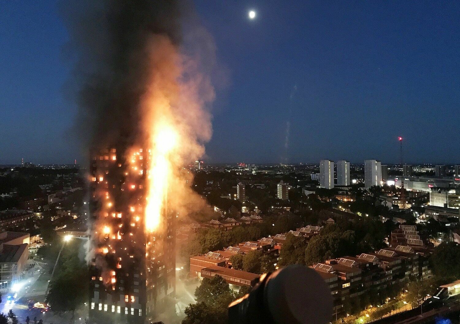 65 человек пропали без вести при пожаре в многоэтажке Лондона