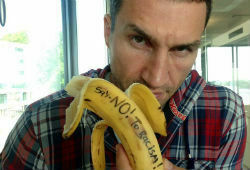 Владимир Кличко снялся с бананом в знак поддержки Алвеса