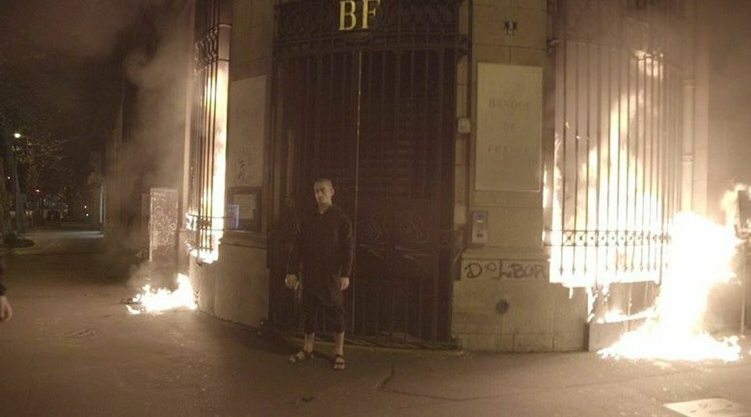 Павленского с женой обвинили в поджоге Банка Франции