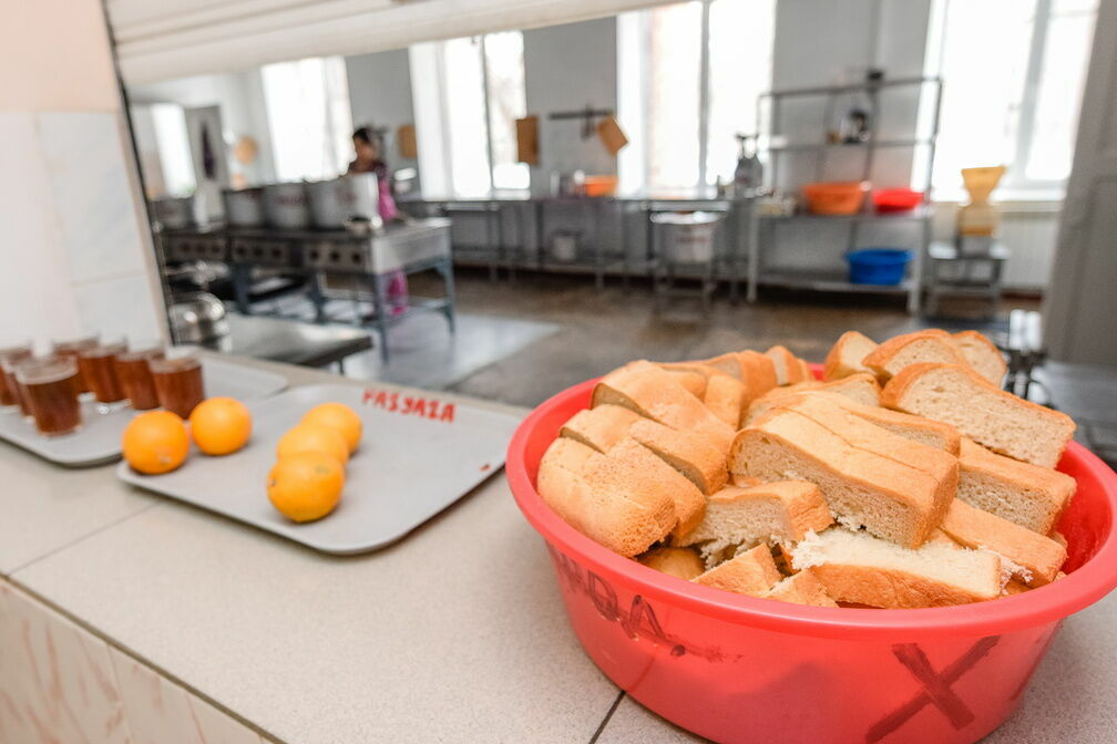Школьного повара в Прикамье уволили за кашу с червями