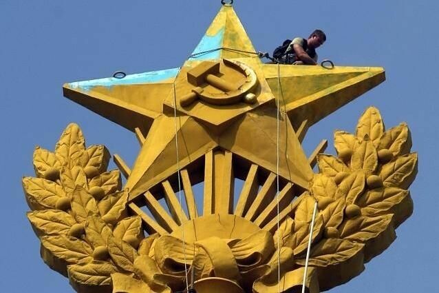 Руферы получат 2 млн рублей по делу о покраске звезды на сталинской высотке