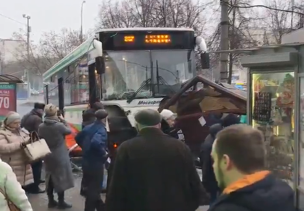 В Москве автобус влетел в остановку, есть пострадавшие