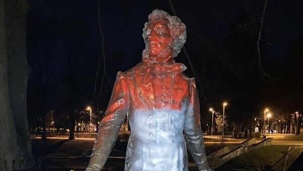 В центре Риги облили краской памятник Александру Пушкину