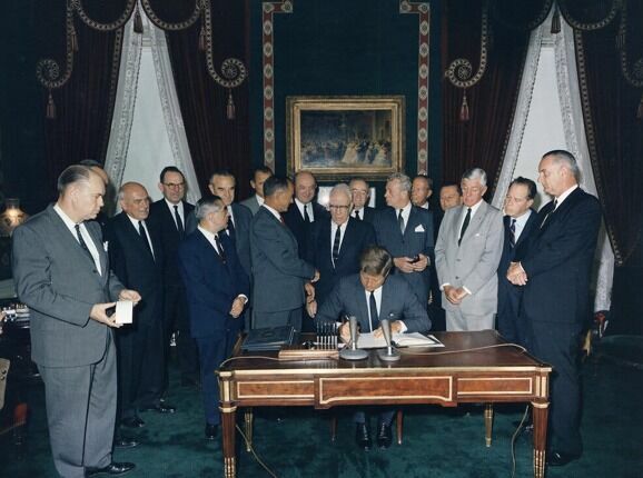 Джон Кеннеди подписывает договор о запрете испытаний ядерного оружия в атмосфере