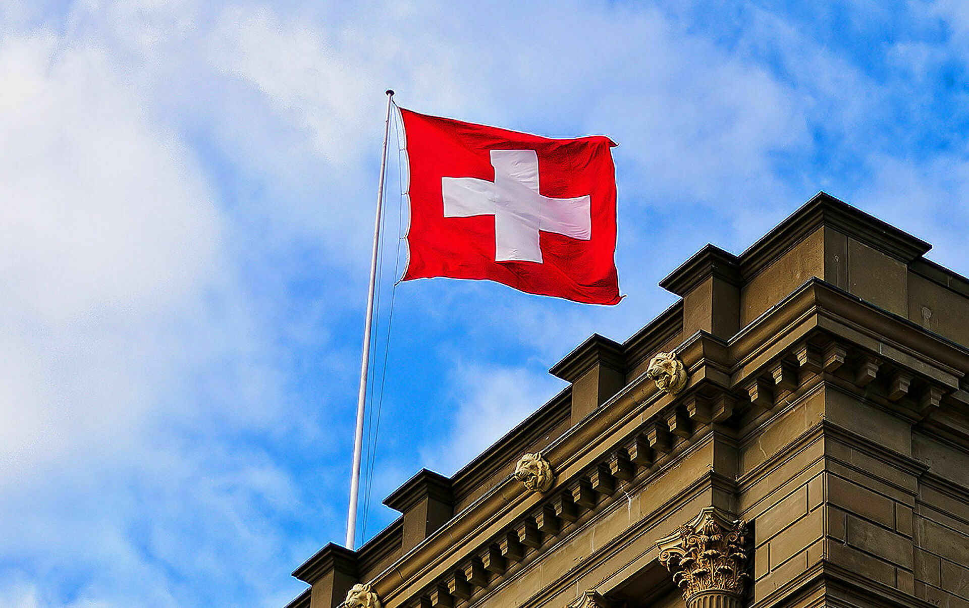 Швейцария объявила о санкциях против трех банков РФ и 361 депутата