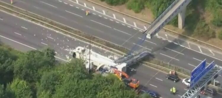 Рухнувший мост расплющил машины на автостраде в Великобритании