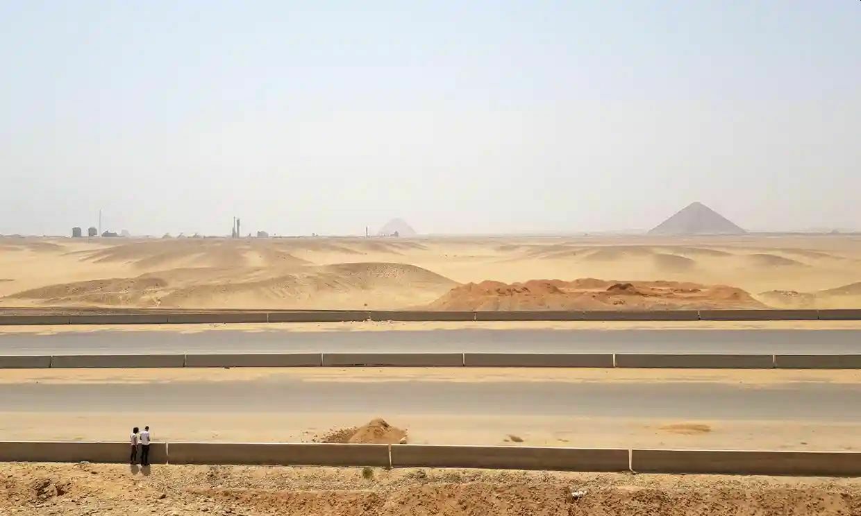 Южное шоссе прорежет пустыню недалеко от Розовой пирамиды в Гизе