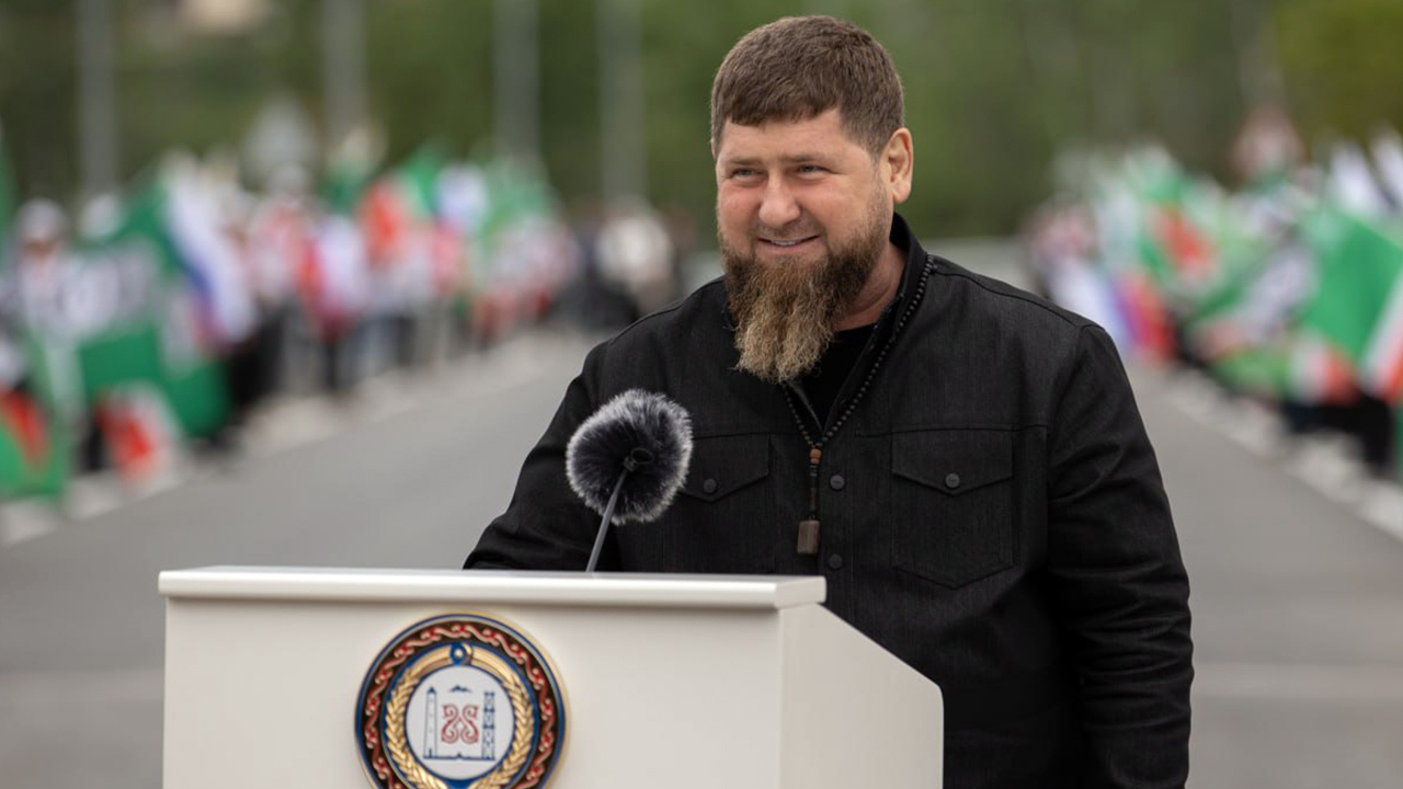 Помощник Главы Чечни выложил видео прогулки Кадырова на фоне слухов о его коме