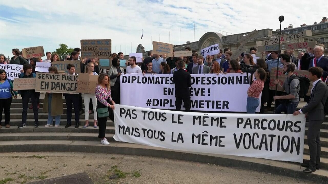 Во Франции дипломаты выступили против реформ Макрона и объявили забастовку