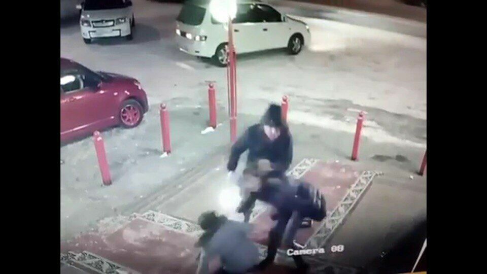 В Якутске мужчина избил женщину с ребенком за медлительность в магазине