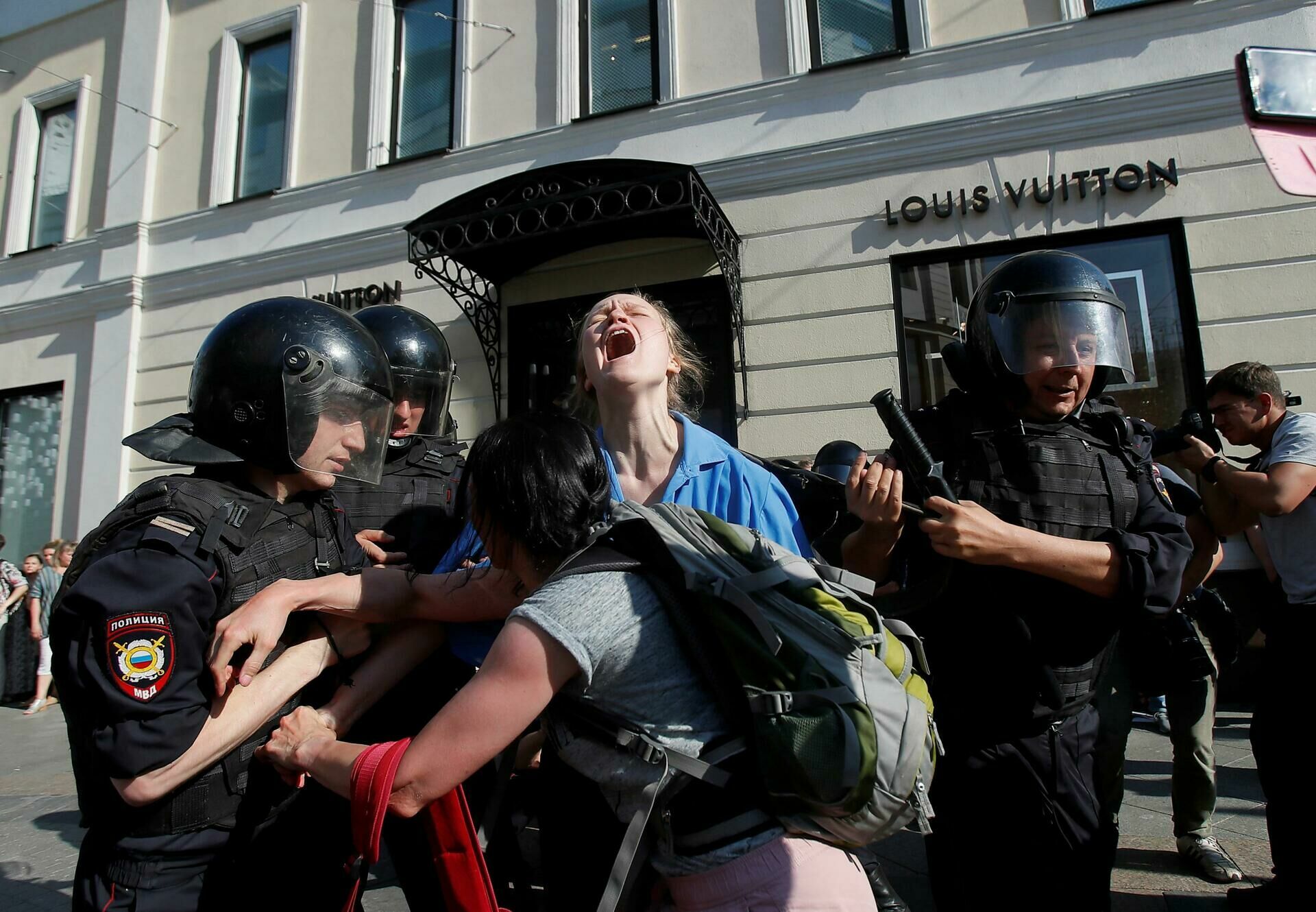 В ЕС осудили насилие при задержаниях на акции в Москве