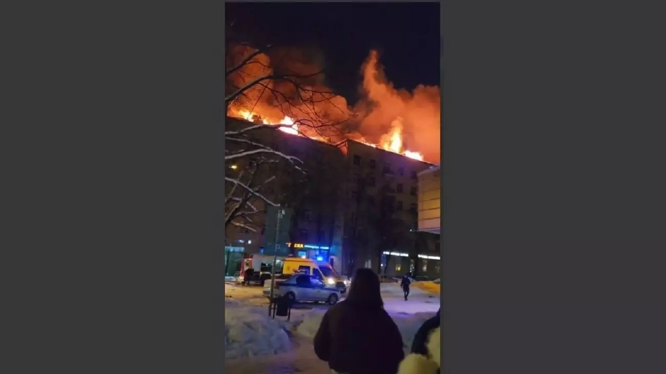 Пламя охватило крышу многоэтажного дома в Москве